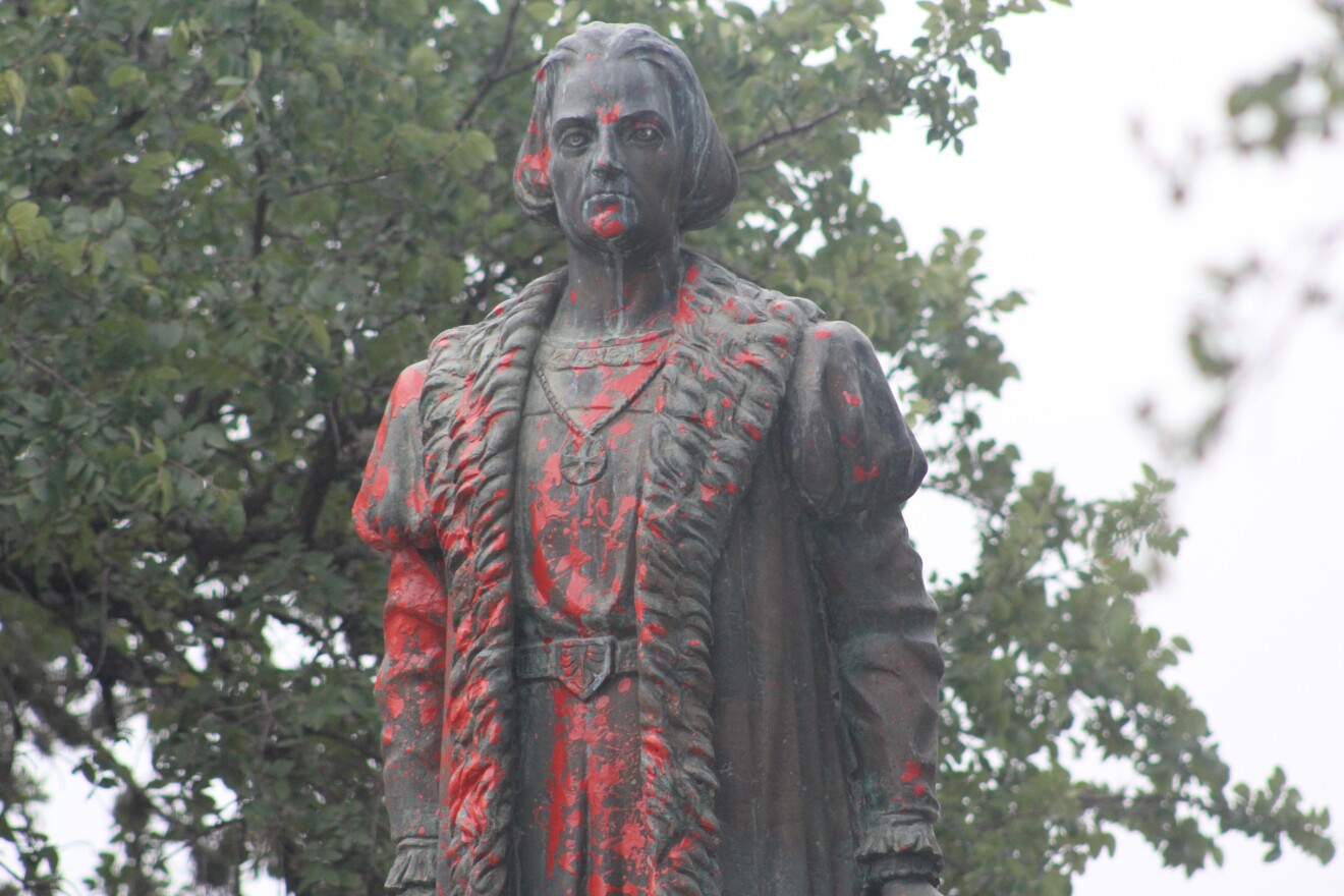 The vandalized statue.